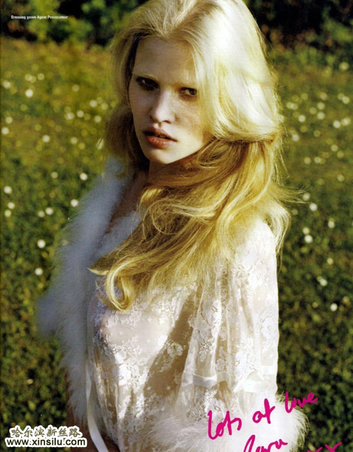 Lara Stone׃b